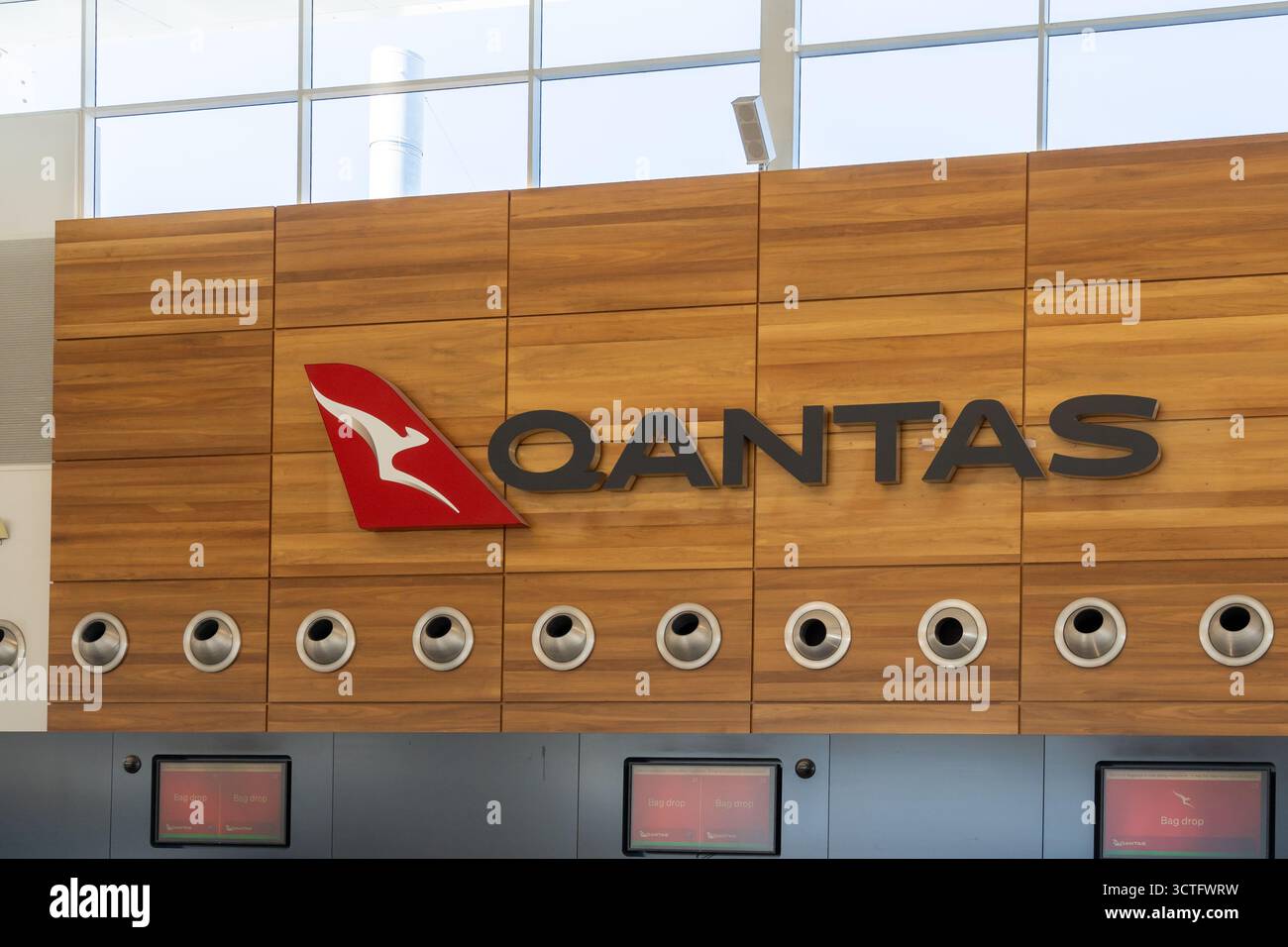 Das Schild Qantas Airways befindet sich am Flughafen Brisbane, Brisbane, Australien. Stockfoto