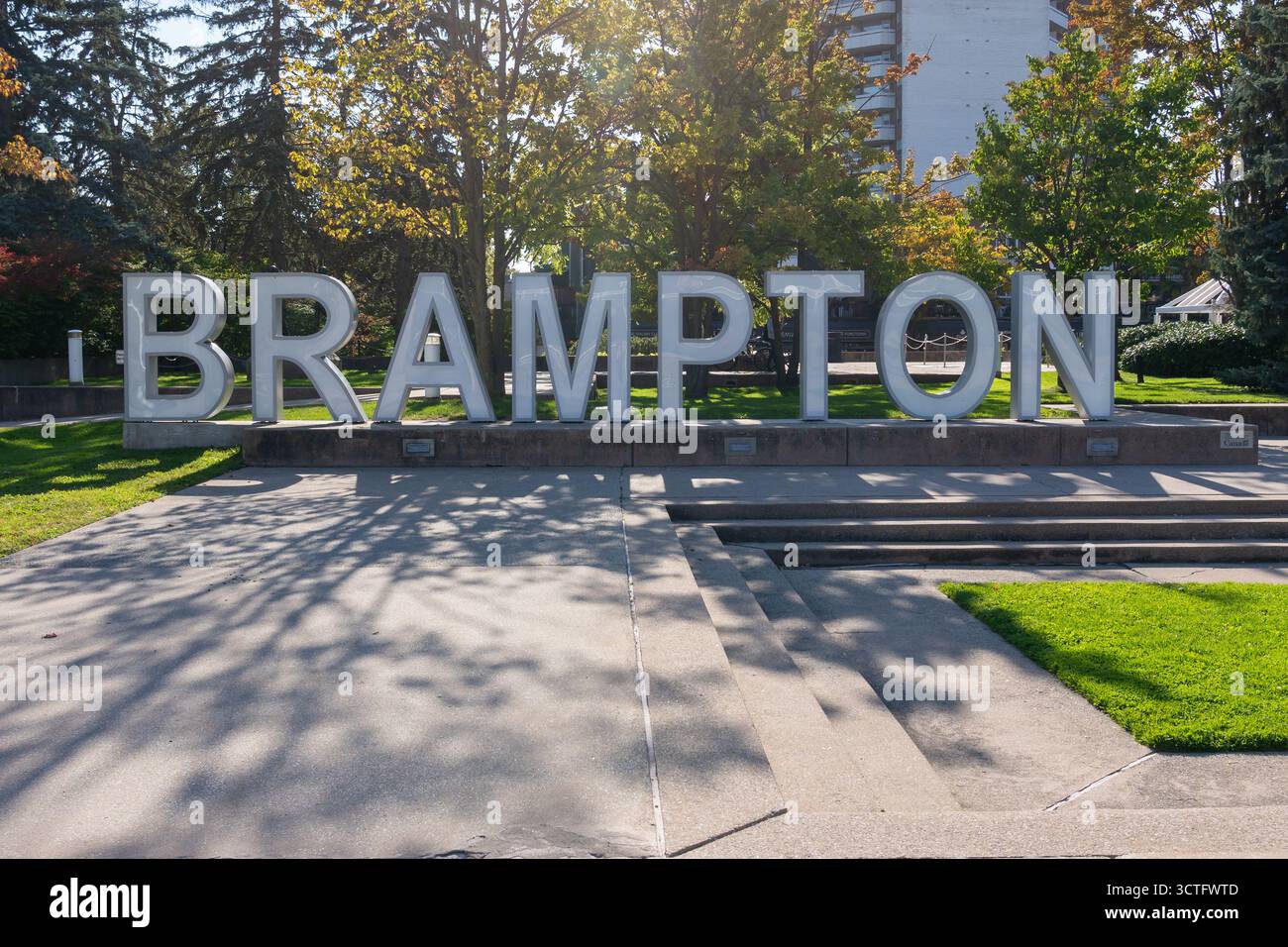 Großes Brampton Ground Schild am Rathaus in der Innenstadt von Brampton, Ontario, Kanada. Stockfoto