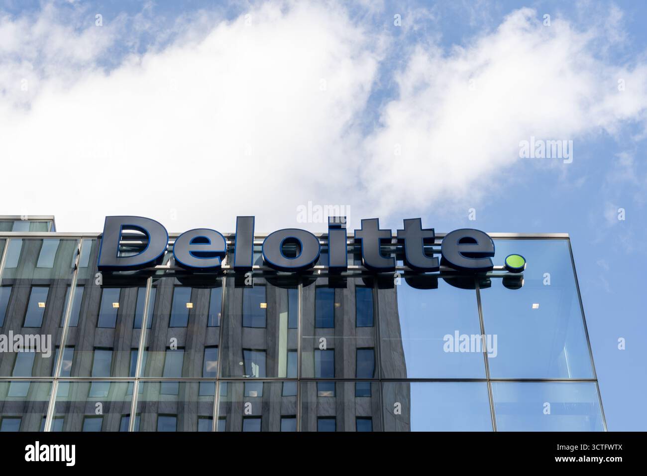 Nahaufnahme des Deloitte-Schilds auf dem Bürogebäude in Toronto. Stockfoto