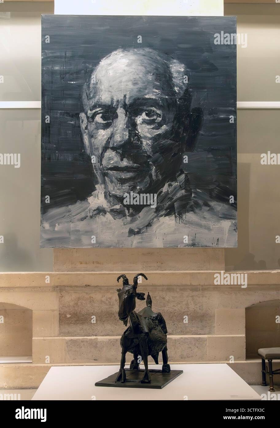 Porträt des Künstlers Pablo Picasso von Yan Pei-Ming in der Eingangshalle des Picasso-Museums im Marais-Viertel von Paris, Frankreich Stockfoto