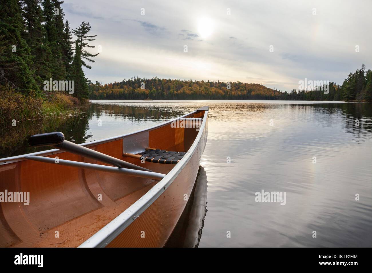 Kanu mit Paddel auf einem Forellensee von Boundary Waters im Spätherbst Stockfoto