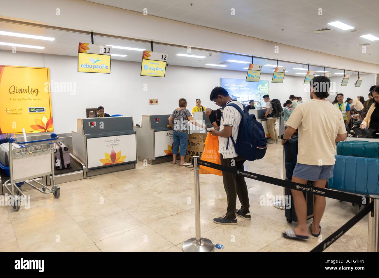 Passagiere beim Check-in am Abflugterminal Cebu Pacific Air, Ninoy Aquino International Airport (NAIA), Manila, Philippinen Stockfoto