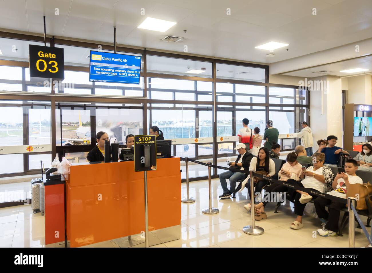 Cebu Pacific Air Boarding Gate, wartende Reisende, Ninoy Aquino International Airport (NAIA), Manila, Philippinen Stockfoto