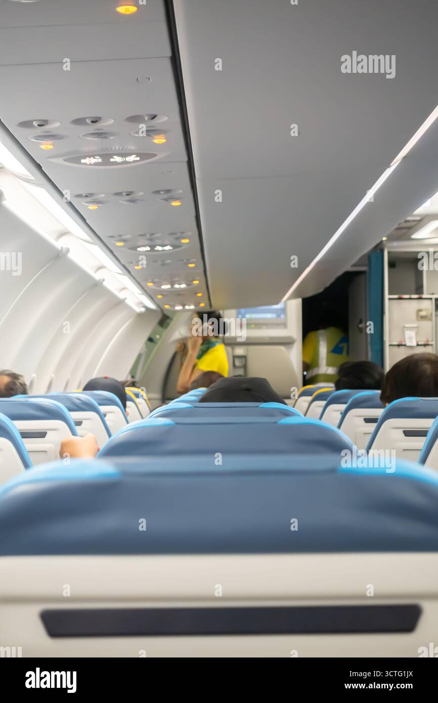Das Innere eines Cebu Pacific Air Airbus A330neo, Stewardess, verschwimmt und rief am lokalen Telefon an, um mit der Crew zu sprechen Stockfoto