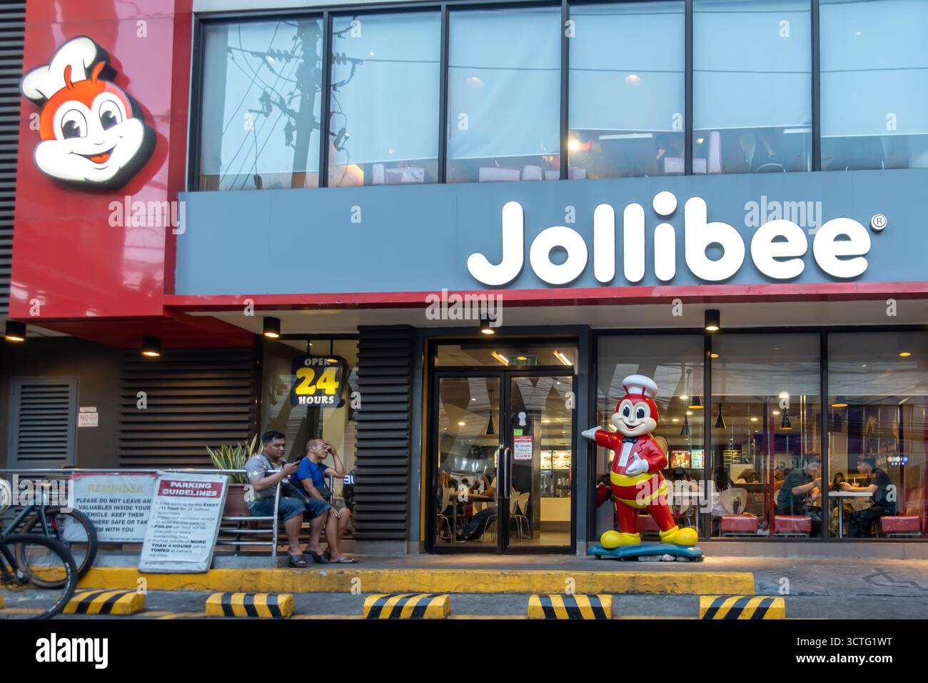 Jollibee Fast-Food-Restaurant in Manila, einer multinationalen Kette von Fast-Food-Restaurants aus den Philippinen. Stockfoto