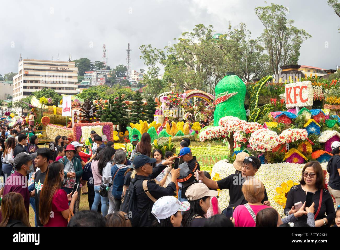 KFC, Mountain Taw Blumenwagen vom Panagbenga Festival, dem jährlichen Blumenfest in Baguio City, Philippinen. Stockfoto