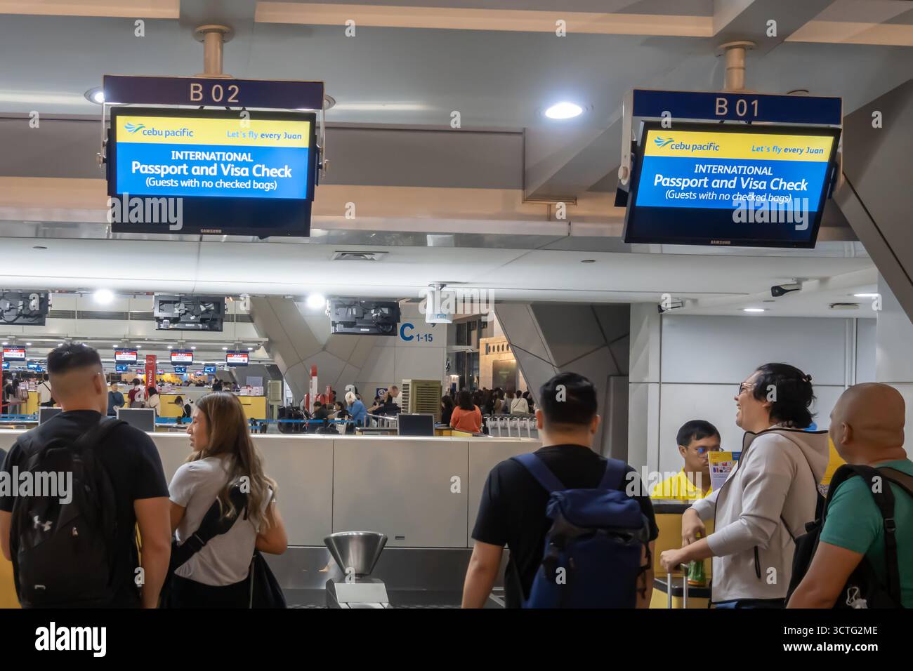 Pass- und Visa-Check Cebu Pacific Air steht am Ninoy Aquino International Airport (NAIA) Abflugterminal 3 in Manila, Philippinen Stockfoto