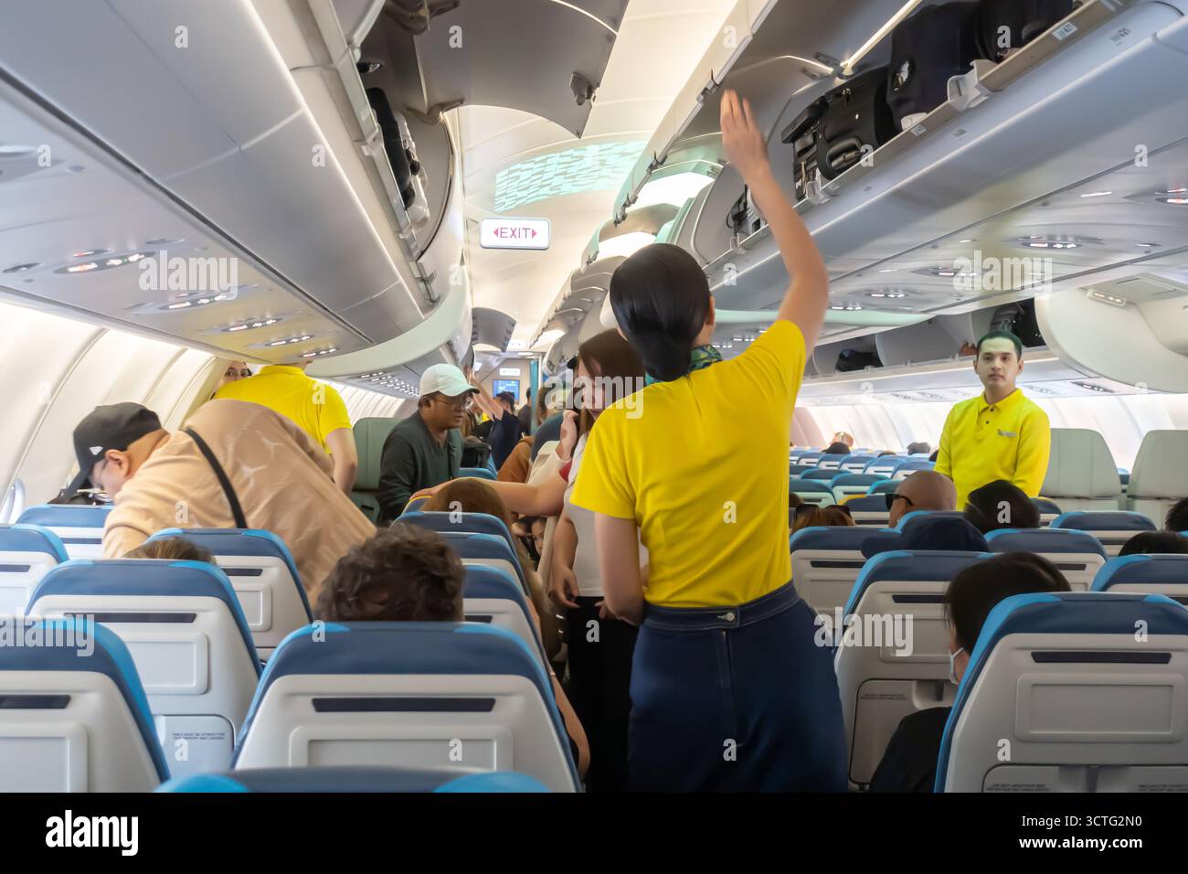 Flugbegleiter schließen den Gepäckraum über dem Dach in den Cebu Pacific Airbus A330neo-Flugzeugen. Stockfoto
