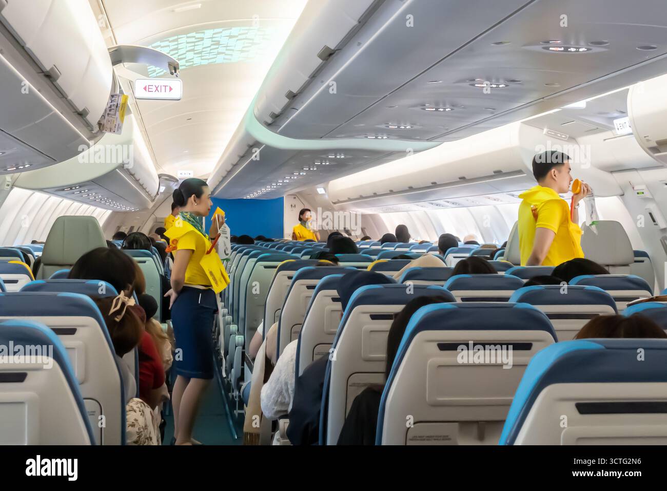 Kabinenbesatzungsmitglieder und Flugbegleiter demonstrieren die Verwendung von Sauerstoffmasken in einem Flugzeug des Typs Cebu Pacific Airbus A330neo. Stockfoto
