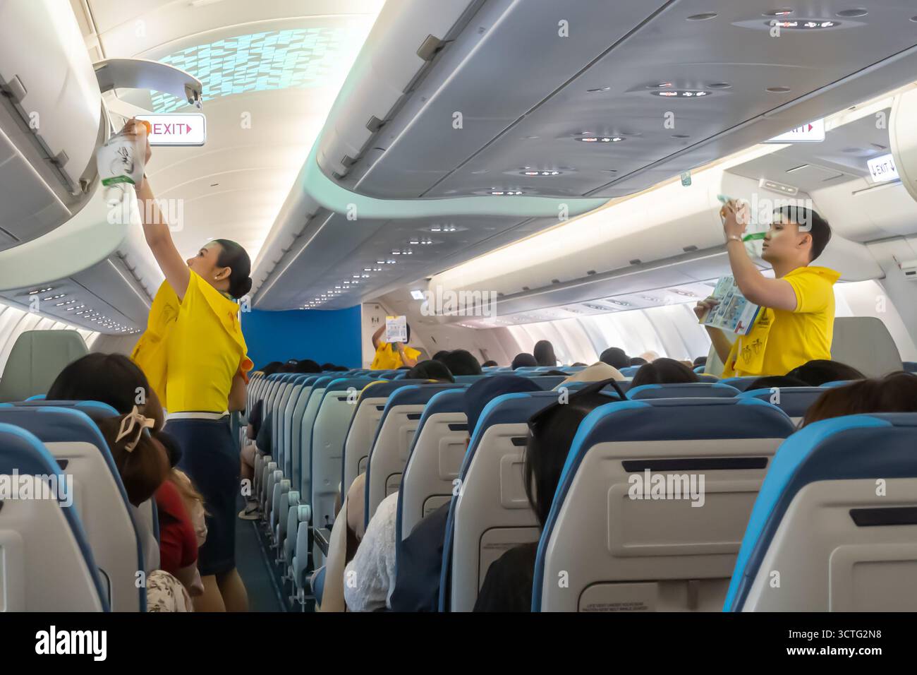 Kabinenbesatzungsmitglieder, Flugbegleiter, während der Sicherheitsvorführung in einem Cebu Pacific Airbus A330neo-Flugzeug. Stockfoto