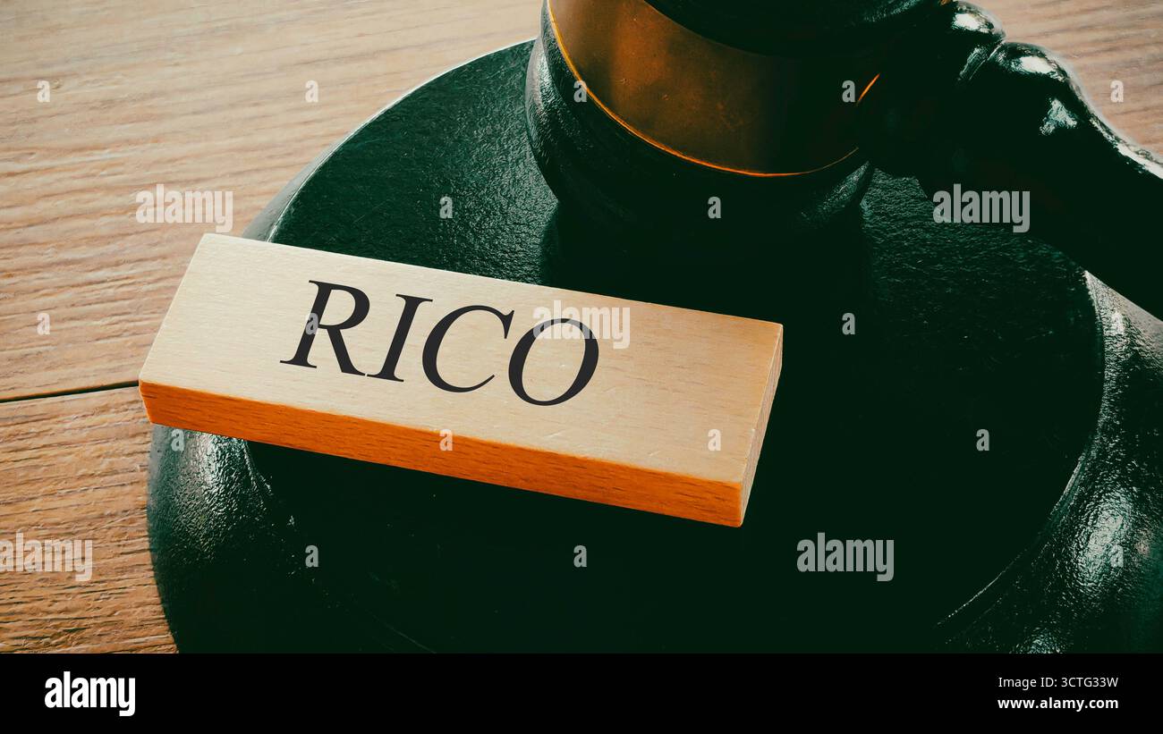 Wort RICO auf dem Holzblock mit Gavel und Sound Block, die das organisierte Verbrechen repräsentieren Stockfoto