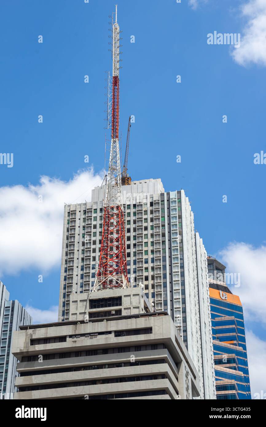 Funkmast oder Funkturm zur Unterstützung von Antennen für Telekommunikation und Rundfunk, Manila, Philippinen Stockfoto