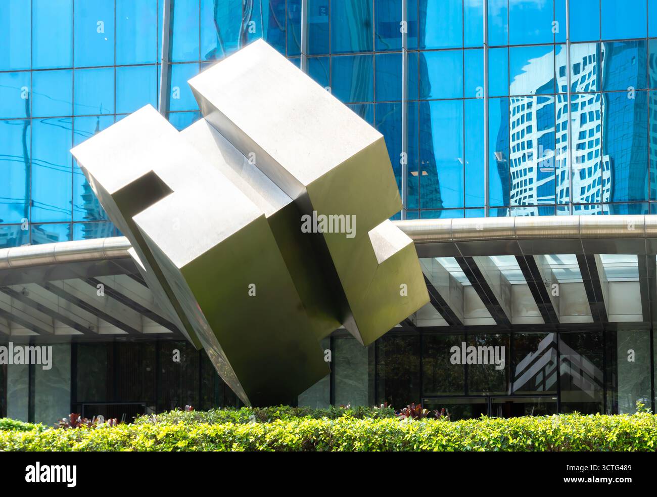 Cubi Skulptur von Arturo Luz, 1980er Jahre, Edelstahl, Cube Skulptur in Ayala Triangle Gardens - Podium West Tower, Wolkenkratzer, Manila, Philippinen Stockfoto