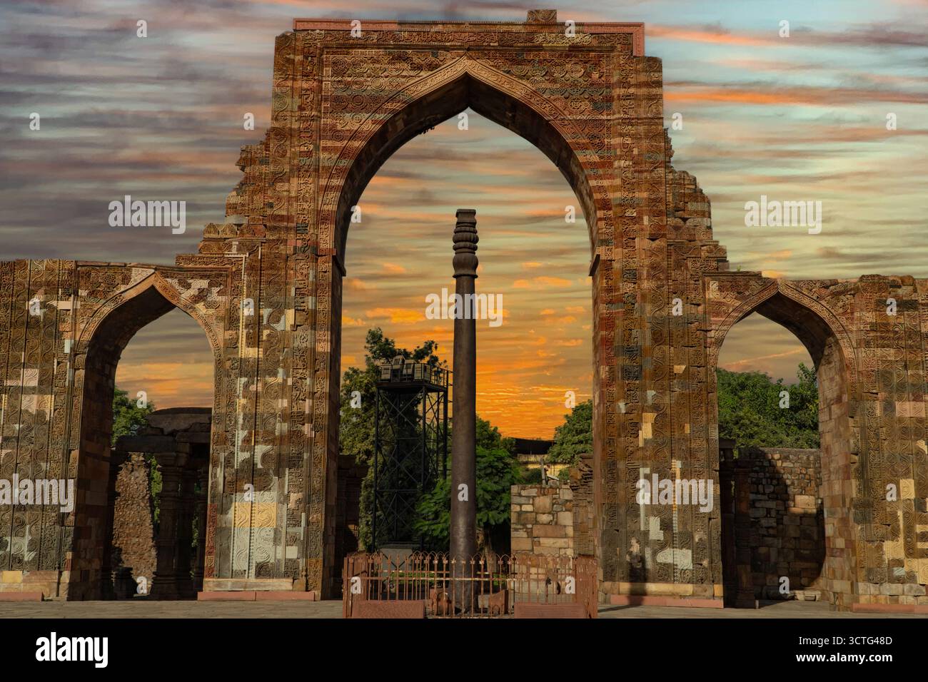 Die Eisensäule im Qutub-Komplex ist seit 1600 Jahren rostfrei, Delhi, Indien Stockfoto