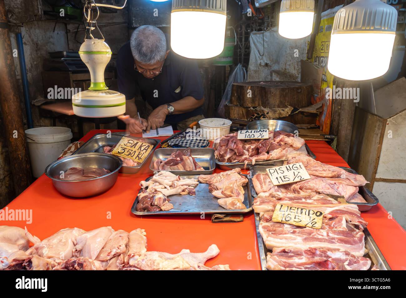 Fleischstücke, die an einem Straßenstand zum Verkauf angeboten werden, Preise für „Baka“, ein philippinisches Wort für Rindfleisch, und „Liempo“ für Schweinefleisch, Taytay, Philippinen Stockfoto