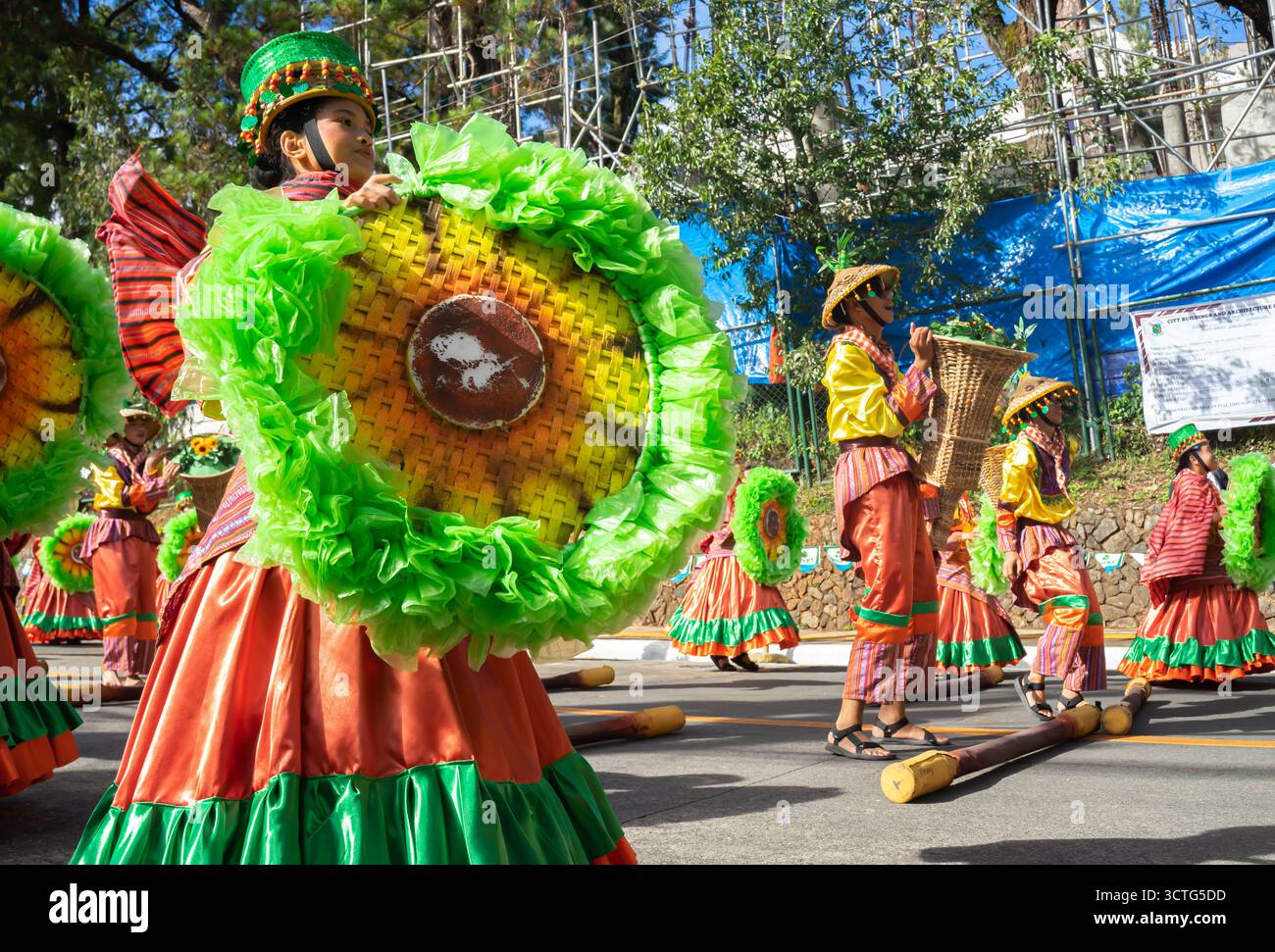 Teilnehmer in traditionellen Kostümen, Street Dance Performance beim Panagbenga Festival oder Baguio Flower Festival auf den Philippinen Stockfoto