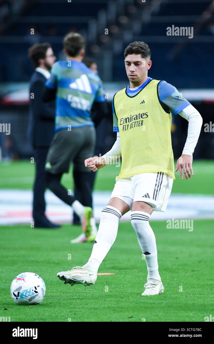 Madrid, Spanien. Oktober 2025. Federico Valverde von Real Madrid C.F wärmt sich vor dem SPORTSPIEL La Liga EA zwischen Real Madrid C.F. und Villarreal C.F. im Santiago Bernabeu Stadion auf. Ergebnis: Real Madrid 3 - 1 Villarreal C.F. Credit: SOPA Images Limited/Alamy Live News Stockfoto