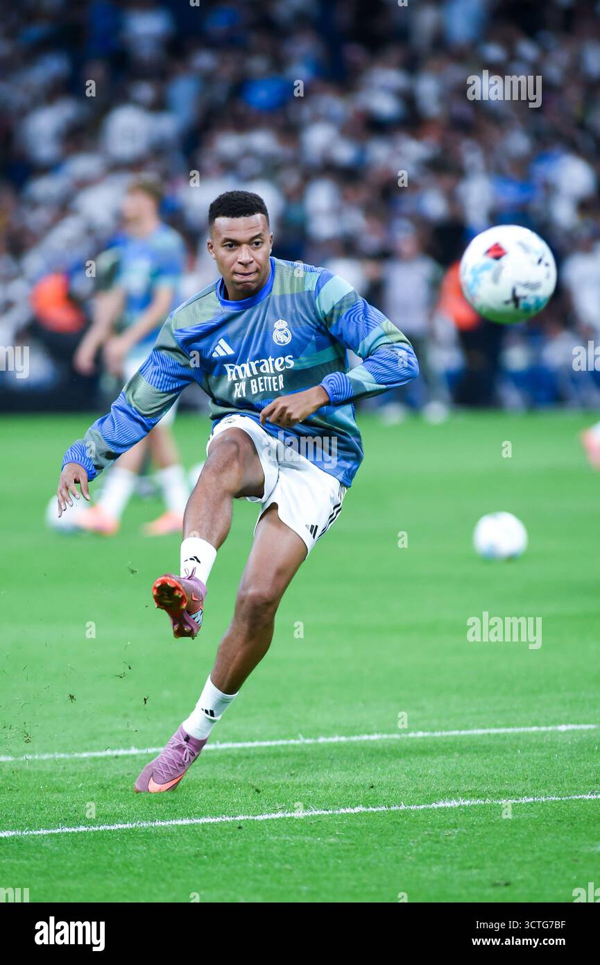 Madrid, Spanien. Oktober 2025. Kylian Mbappé von Real Madrid C.F. wärmt sich vor dem SPORTSPIEL La Liga EA zwischen Real Madrid C.F. und Villarreal C.F. im Santiago Bernabeu Stadion auf. Ergebnis: Real Madrid 3 - 1 Villarreal C.F. Credit: SOPA Images Limited/Alamy Live News Stockfoto
