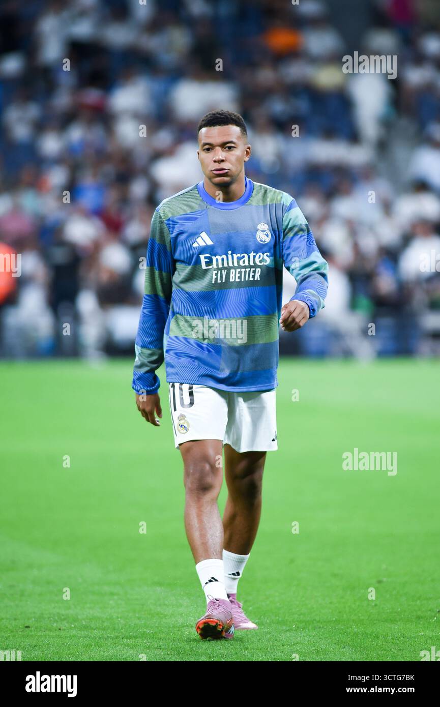 Madrid, Spanien. Oktober 2025. Kylian Mbappé (C) von Real Madrid C.F. wurde während des SPORTSPIELS La Liga EA zwischen Real Madrid C.F. und Villarreal C.F. im Santiago Bernabeu Stadion gesehen. Ergebnis: Real Madrid 3 - 1 Villarreal C.F. Credit: SOPA Images Limited/Alamy Live News Stockfoto