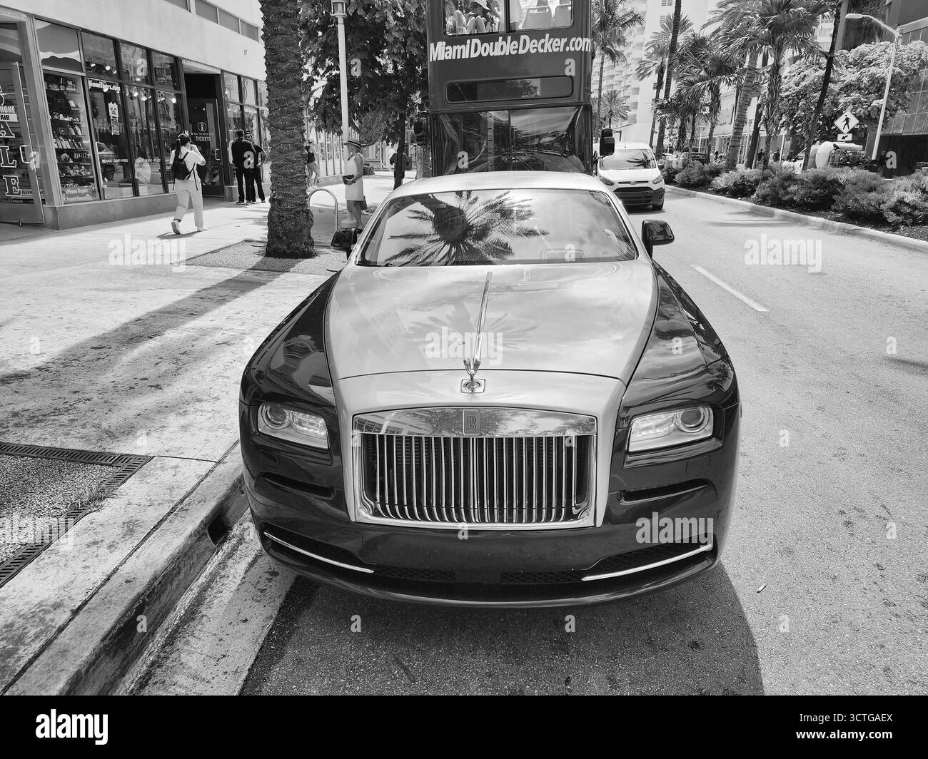 Miami Beach, Florida, USA - 8. Juni 2024: 2014 Rolls-Royce Wraith Luxusauto am Ocean Drive miami Beach. Rolls Royce ist eine britische Luxuswagenmarke Stockfoto