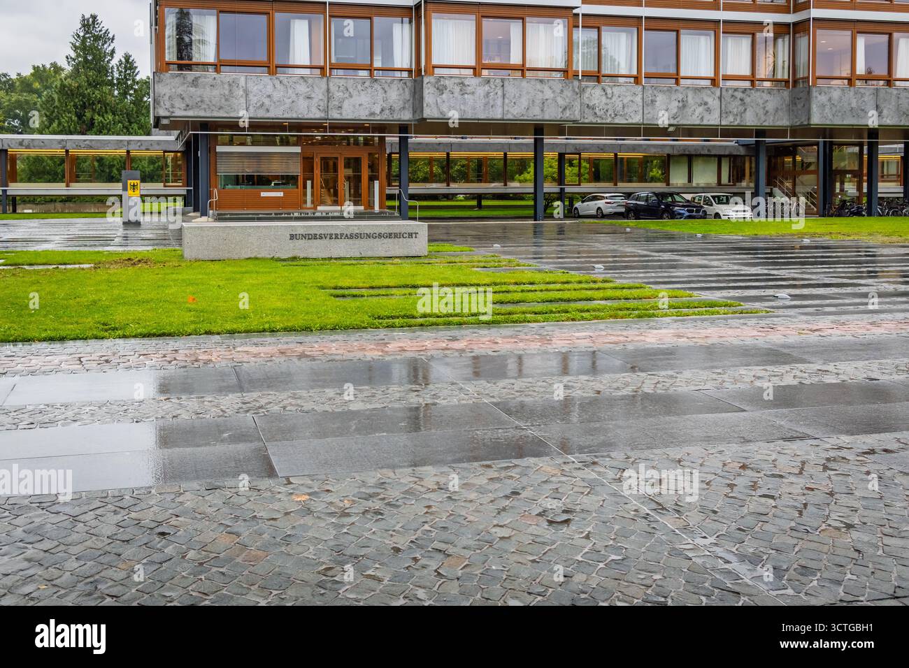 Karlsruhe, Deutschland - 24. September 2025: Oberstes Verfassungsgericht der Bundesrepublik Deutschland an einem Regentag - Karlsruhe, Deutschland Stockfoto
