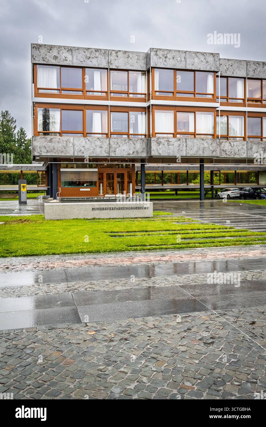 Karlsruhe, Deutschland - 24. September 2025: Oberstes Verfassungsgericht der Bundesrepublik Deutschland an einem Regentag - Karlsruhe, Deutschland Stockfoto
