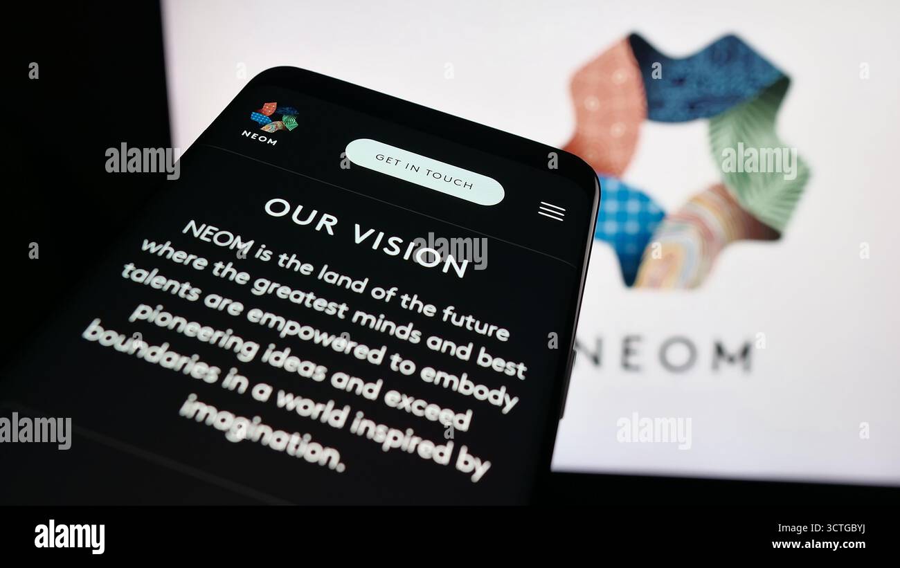 Deutschland. September 2025. In dieser Abbildung ist ein Mobiltelefon mit der Website des Saudi-arabischen Immobilienprojekts NEOM auf dem Bildschirm vor dem Logo zu sehen. (Foto von Timon Schneider/SOPA Images/SIPA USA) *** ausschließlich für redaktionelle Nachrichten *** Credit: SIPA USA/Alamy Live News Stockfoto