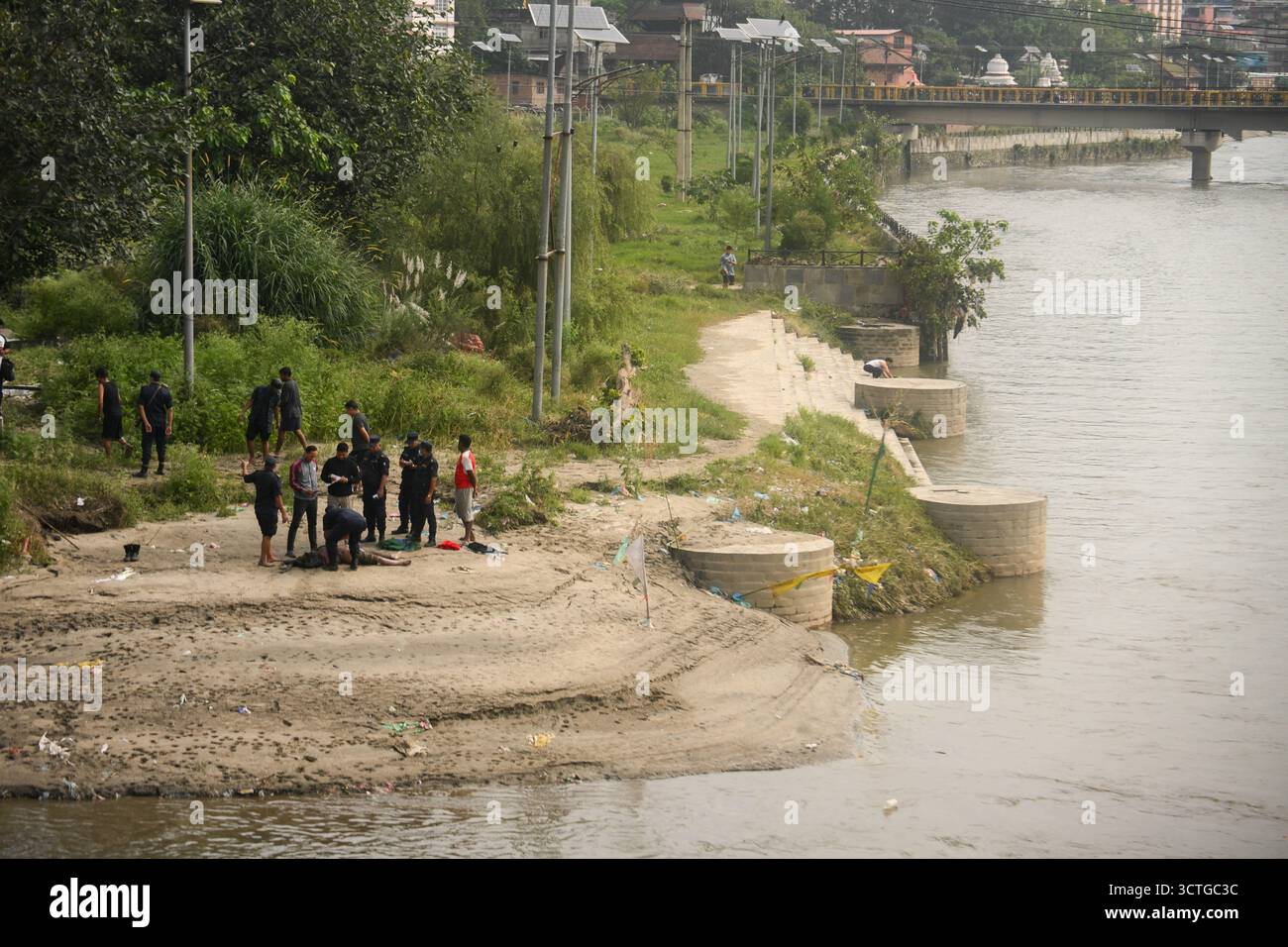 Kathmandu, Nepal. 7. Oktober 2025. Nepal Polizei und Einheimische haben am 7. Oktober 2025 eine unbekannte Leiche aus dem Zusammenfluss der Flüsse Bagmati und Bishnumati in Kathmandu nach schweren Regenfällen, die zu Überschwemmungen führten, gefunden. Steigende Wasserstände hatten Straßen, Häuser und Märkte in der Nähe gefährdet. Die Leiche wurde geborgen, als das Wasser zurückging. Untersuchungen über die Todesursache sind im Gange. Foto: Safal Prakash Shrestha Credit: Safal Prakash Shrestha/Alamy Live News Stockfoto