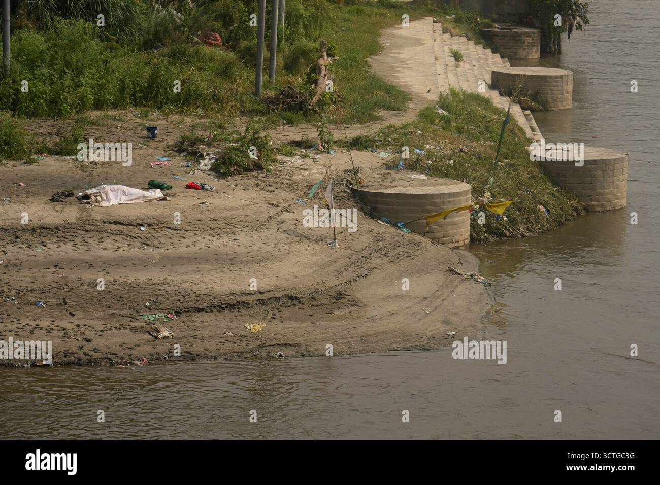 Kathmandu, Nepal. 7. Oktober 2025. Eine nicht identifizierte Leiche (L) wurde entdeckt, nachdem die nepalesische Polizei und die Einheimischen sie am 7. Oktober 2025 vom Zusammenfluss der Flüsse Bagmati und Bishnumati in Kathmandu zurückgeholt hatten. Die jüngsten starken Regenfälle lösten Überschwemmungen aus und bedrohten Straßen, Häuser und Märkte. Der Körper wurde nach einem Rückgang des Wasserspiegels erholt. Die Behörden untersuchen weiterhin die Todesursache. Foto: Safal Prakash Shrestha Credit: Safal Prakash Shrestha/Alamy Live News Stockfoto