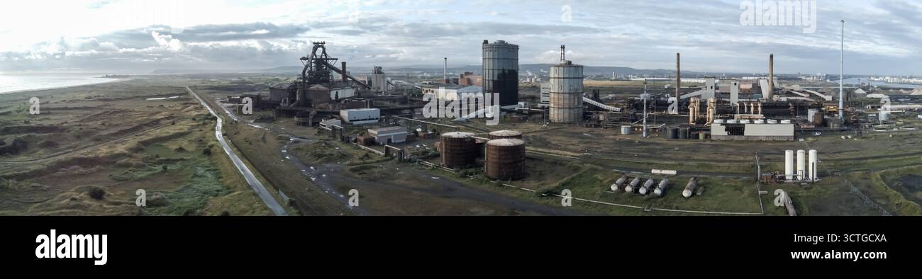 Panoramablick auf das ehemalige Redcar Stahlwerk an der Nordostküste mit stillgelegten Hochöfen, Lagertanks und Industriebauten Stockfoto