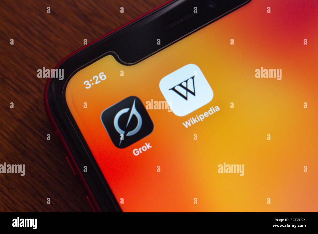 Nahaufnahme von Grok- und Wikipedia-Apps auf einem Smartphone-Bildschirm, das Grokipedia symbolisiert, eine KI-basierte Enzyklopädie der nächsten Generation. Stockfoto