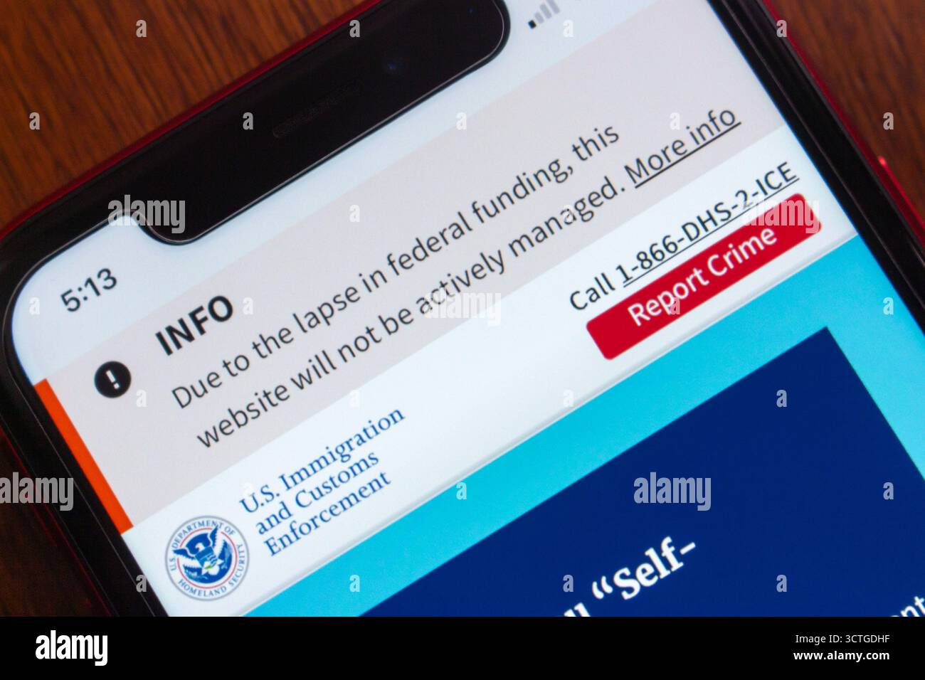 Hinweis auf den Ablauf der Finanzierung auf der ICE-Website (U.S. Immigration and Customs Enforcement) auf dem Bildschirm, der auf begrenzte Updates aufgrund von Bundesstilllegungen hinweist. Stockfoto