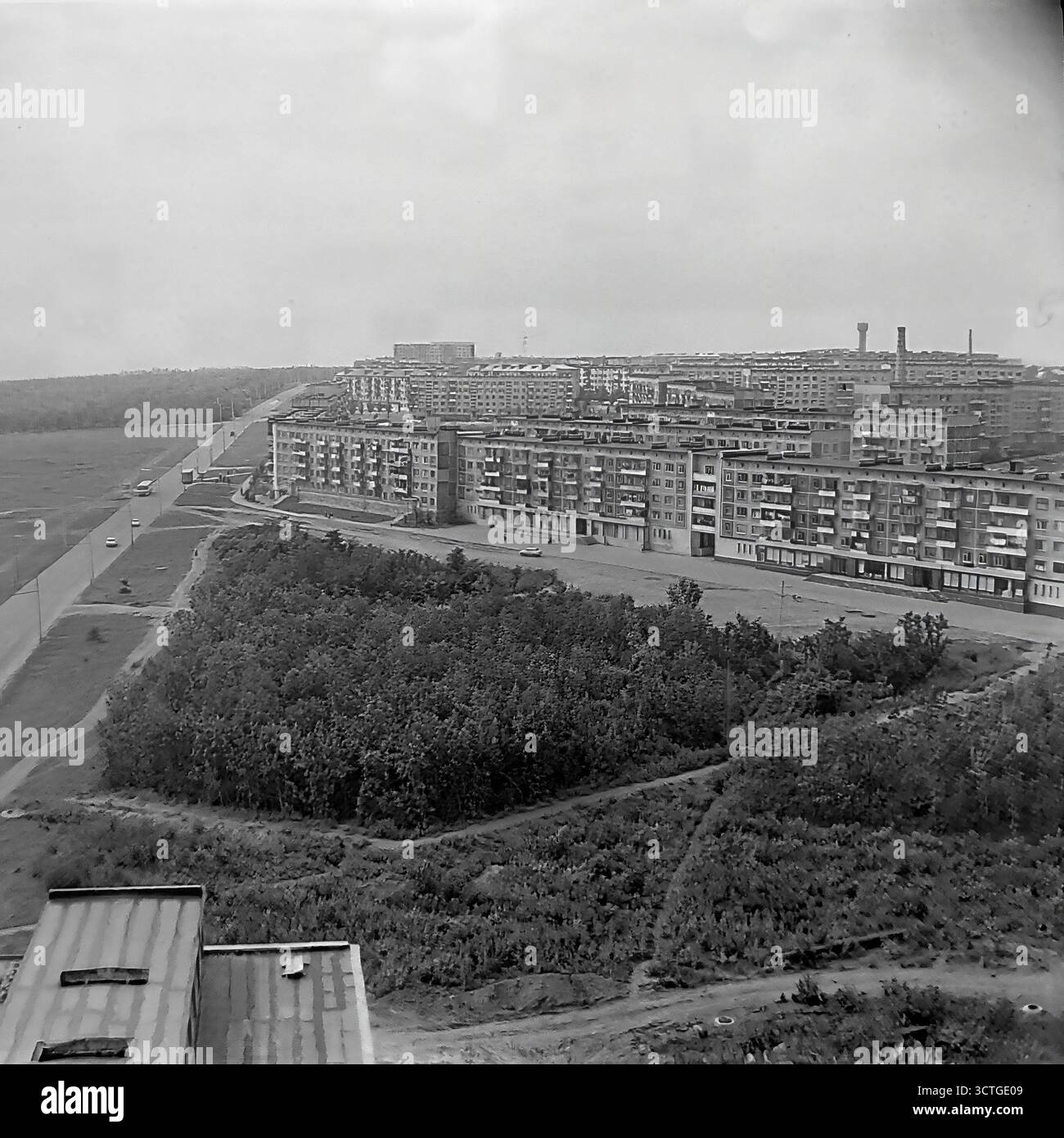 Ein riesiger Panoramablick auf den neu errichteten Mikrobezirk Artema am Stadtrand von Sloviansk, ukrainischer SSR, in den 1970er Jahren Dieses Archivfoto zeigt die immense Größe sowjetischer Massenbauprojekte aus der Breschnew-Ära. Reihen von Uniformen, neunstöckigen Wohnblöcken, bekannt als „Brezhnevkas“, erstrecken sich über die Landschaft. Der Stadtteil stellt den Höhepunkt des Industriebauens dar, der entworfen wurde, um moderne Häuser für die Arbeiter der Stadt zu schaffen. Das Bild verkörpert perfekt die ehrgeizige Stadtplanung der Epoche und ihre unverwechselbare architektonische Ästhetik Stockfoto