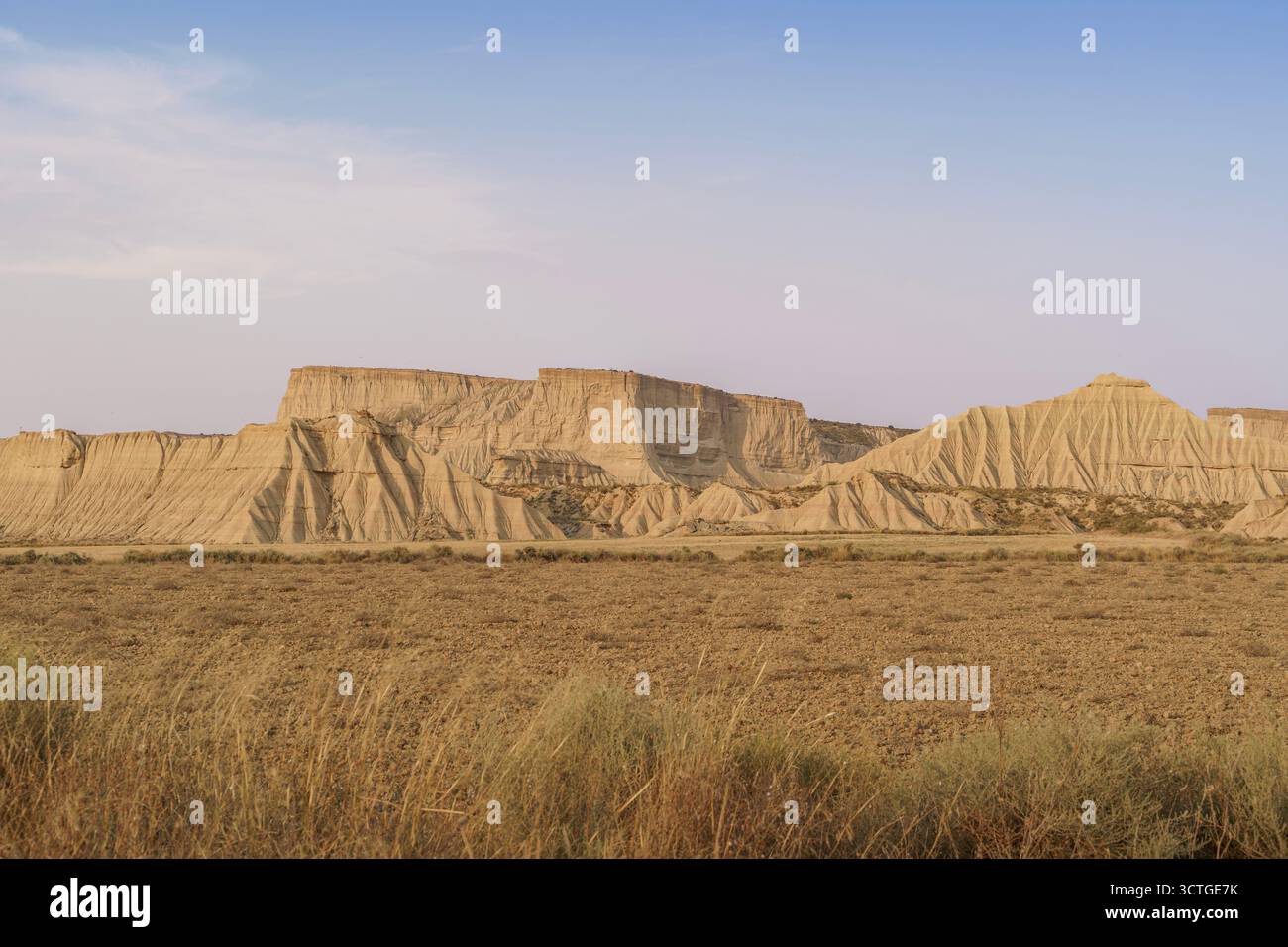 Bardenas Reales Badlands Wüstenlandschaft bei Sonnenuntergang, erodierte Tonklippen, sedimentäre Felsformationen, Golden Hour Light, trockenes Grasland, Navarra Stockfoto