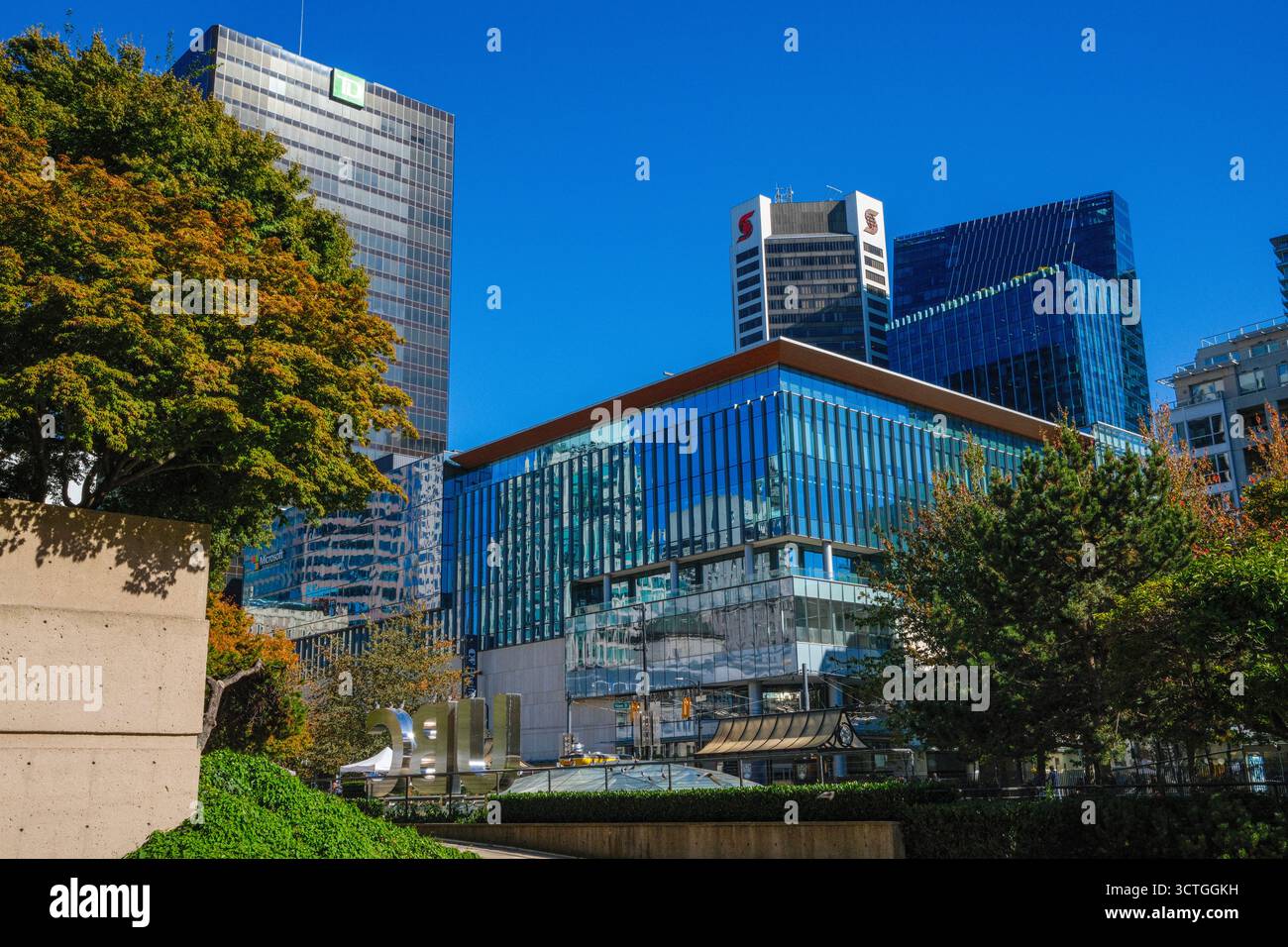 Das Fairmont Hotel Vancouver spiegelt sich im Microsoft Office-Gebäude in der Innenstadt von Vancouver, BC. Stockfoto