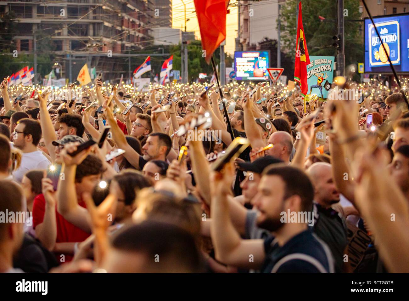 Belgrad, Serbien - 28. Juni 2025: Viele Menschen heben die Hand hoch halten Handy, Handy mit Taschenlampe, Licht zu Ehren der Opfer, 16 Minuten Schweigen Stockfoto