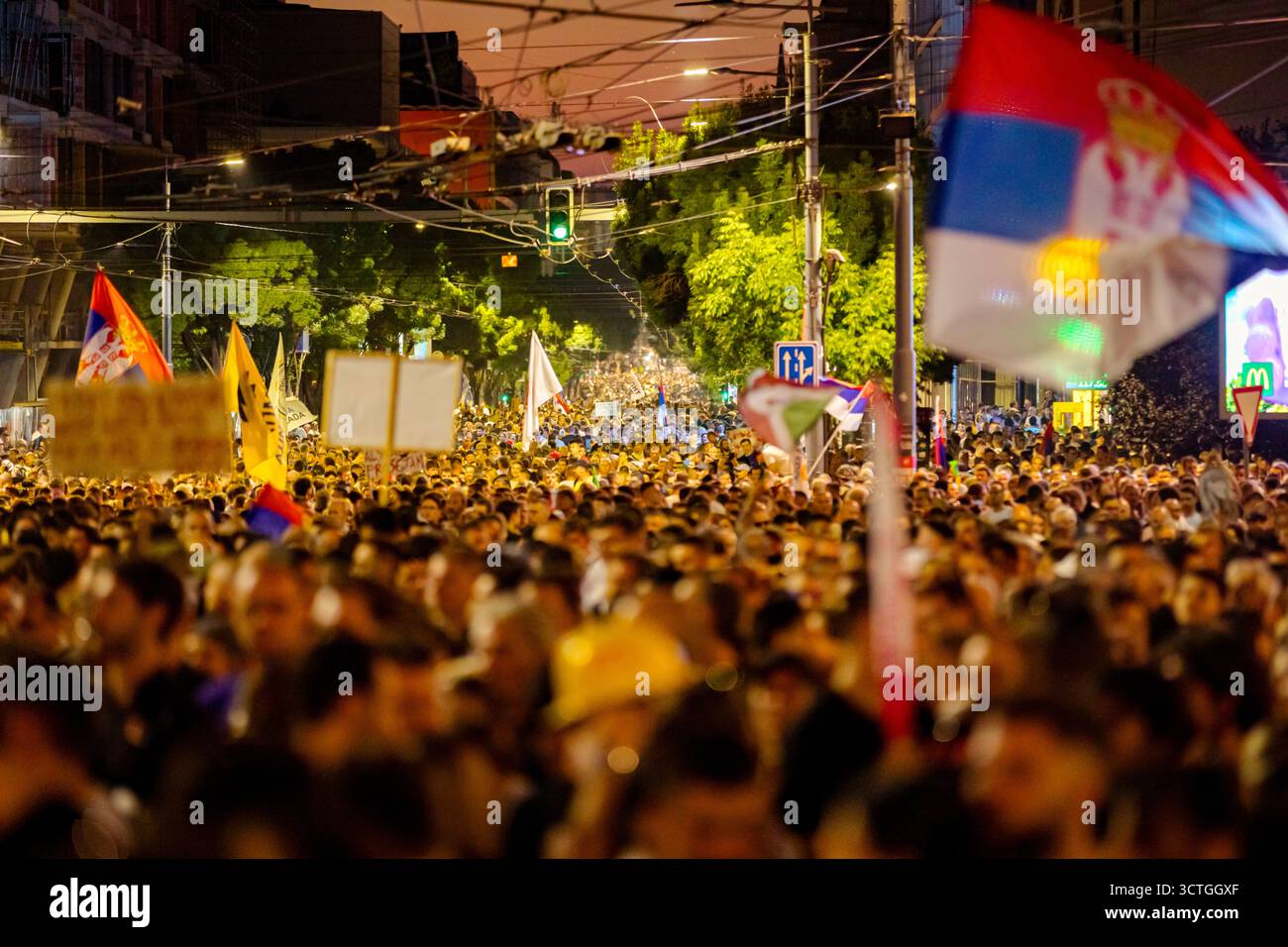 Belgrad, Serbien - 28. Juni 2025: Viele Menschen heben die Hand hoch halten Handy, Handy mit Taschenlampe, Licht zu Ehren der Opfer, 16 Minuten Schweigen Stockfoto