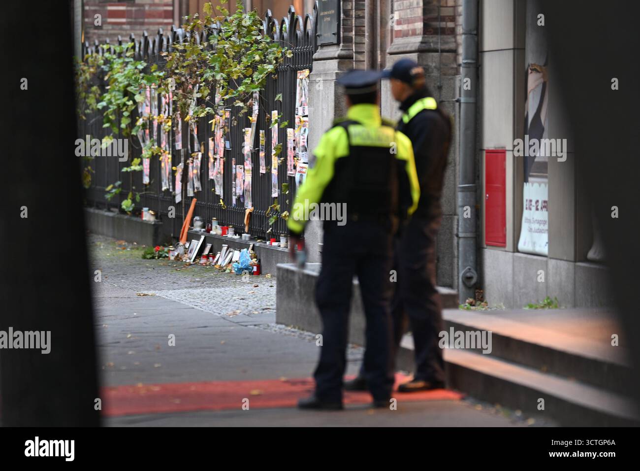 Berlin, Deutschland. Oktober 2025. Zwei Polizeibeamte stehen vor dem Eingang der Neuen Synagoge in der Oranienburger Straße zum zweiten Jahrestag des Angriffs der Hamas auf Israel. Am 7. Oktober 2023 griffen Kämpfer der radikal islamischen Gruppe Hamas Israel an, töteten zahlreiche Menschen und entführten Geiseln im Gazastreifen. Quelle: Lilli Förter/dpa/Alamy Live News Stockfoto