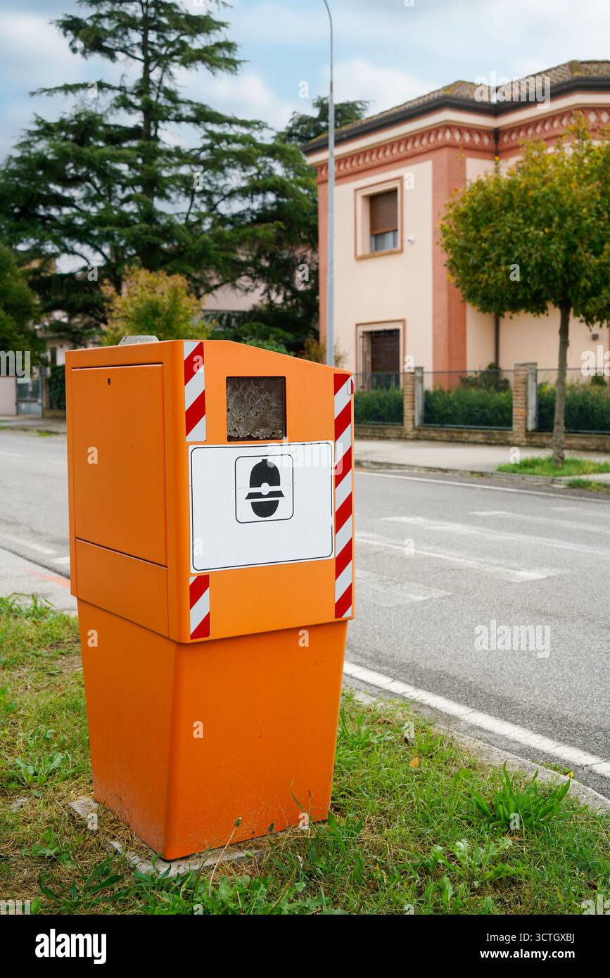 Die Säule für die automatische Geschwindigkeitsregelung am Rande einer italienischen Straße Stockfoto