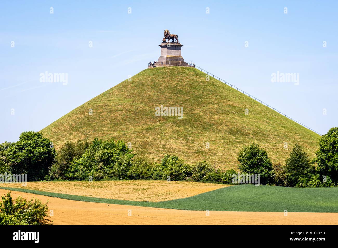 Der Löwenhügel ist eine Gedenkstätte für die Schlacht von Waterloo, bestehend aus einem 41 Meter hohen Knoll, gekrönt von einer monumentalen Löwenstatue, die 1826 errichtet wurde. Stockfoto
