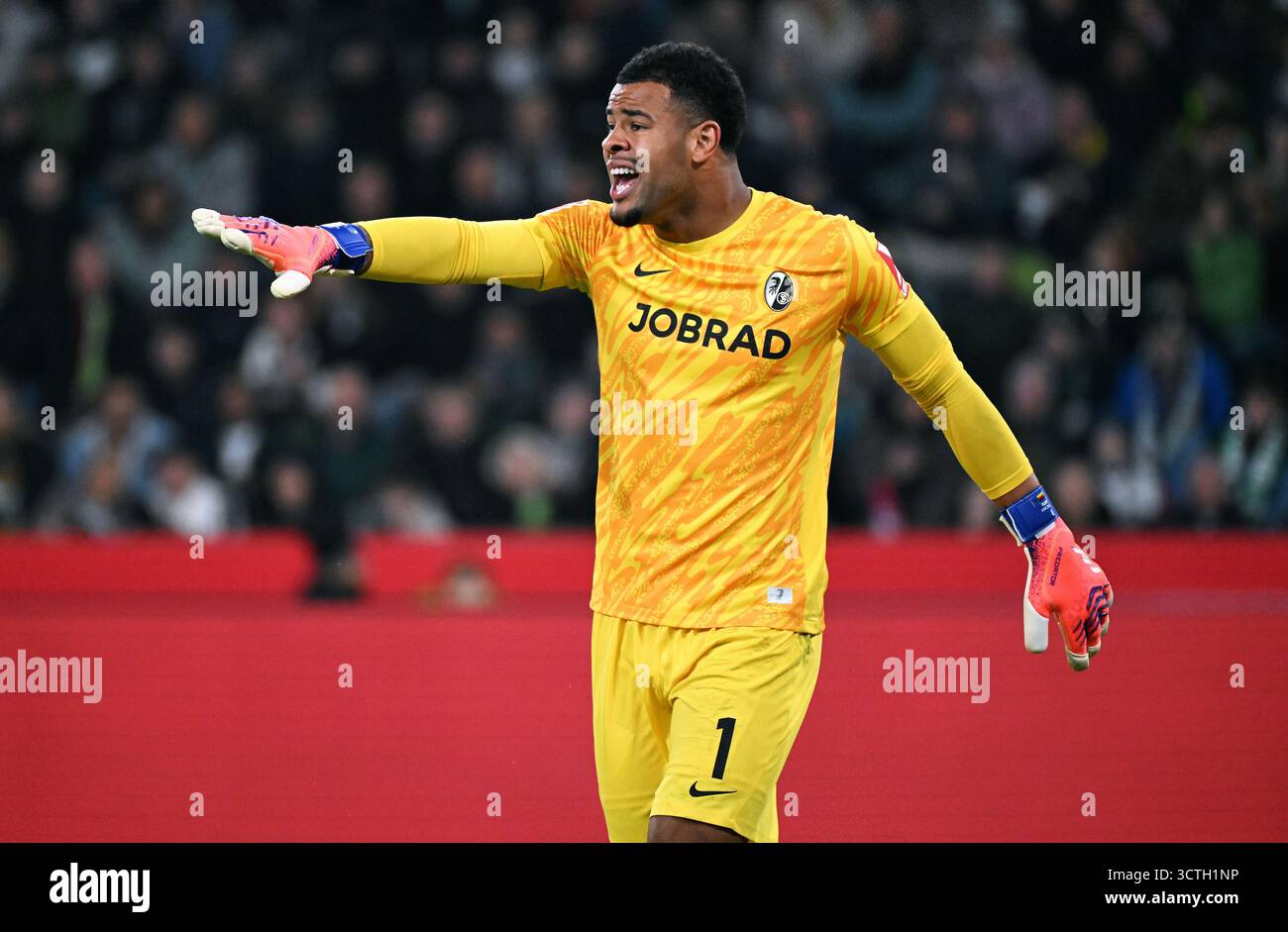 Fussball, Bundesliga, Deutschland, Herren, Saison 2025/2026, 6. Spieltag, Borussia Park Mšnchengladbach, Bor. Mšnchengladbach - SC Freiburg 0:0; Noah Atubolu (SCF). Aktion, Einzelbild. Stockfoto