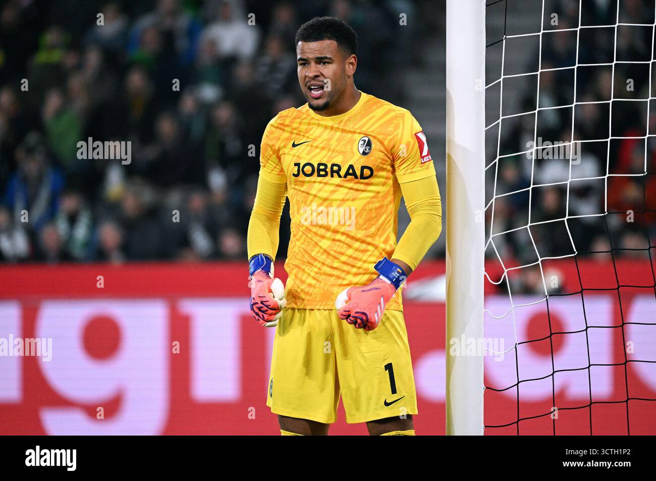 Fussball, Bundesliga, Deutschland, Herren, Saison 2025/2026, 6. Spieltag, Borussia Park Mšnchengladbach, Bor. Mšnchengladbach - SC Freiburg 0:0; Noah Atubolu (SCF). Aktion, Einzelbild. Stockfoto
