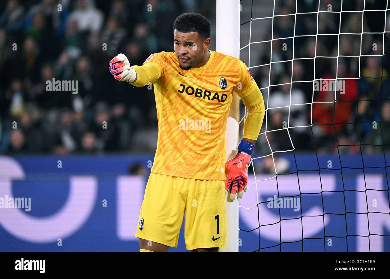 Fussball, Bundesliga, Deutschland, Herren, Saison 2025/2026, 6. Spieltag, Borussia Park Mšnchengladbach, Bor. Mšnchengladbach - SC Freiburg 0:0; Noah Atubolu (SCF). Aktion, Einzelbild. Stockfoto