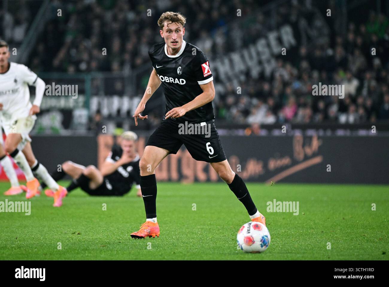 Fussball, Bundesliga, Deutschland, Herren, Saison 2025/2026, 6. Spieltag, Borussia Park Mšnchengladbach, Bor. Mšnchengladbach - SC Freiburg 0:0; Patrick Osterhage (SCF). Aktion, Einzelbild. Stockfoto