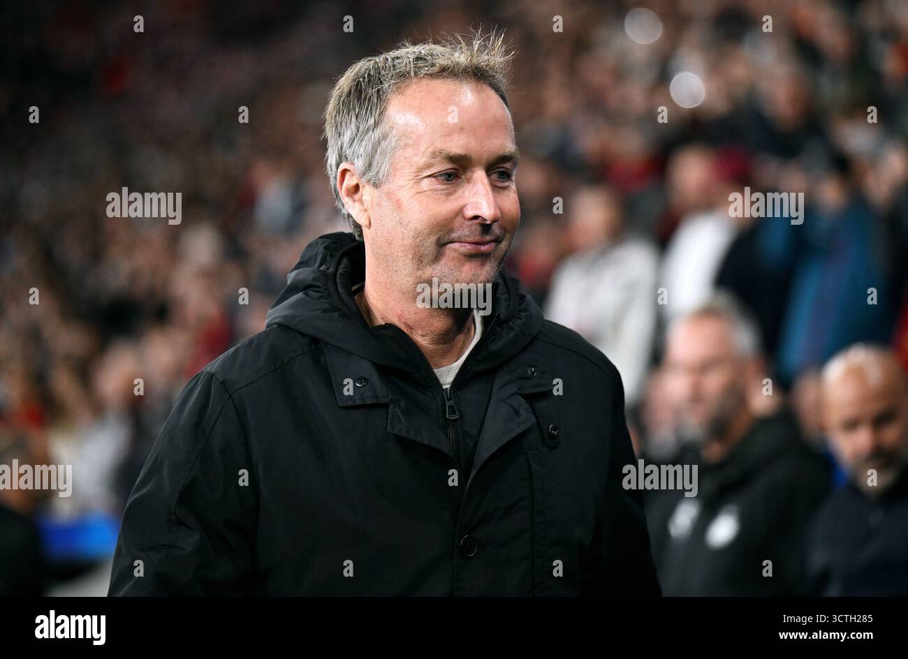 Fußball, Champions League, Deutschland, Herren, Saison 2025/2026, 2. Spieltag, BayArena Leverkusen: Bayer Leverkusen - PSV Eindhoven 1:1; Cheftrainer Kasper Hjulmand (LEV). Einzelbild, Porträt, PortrŠt. Stockfoto