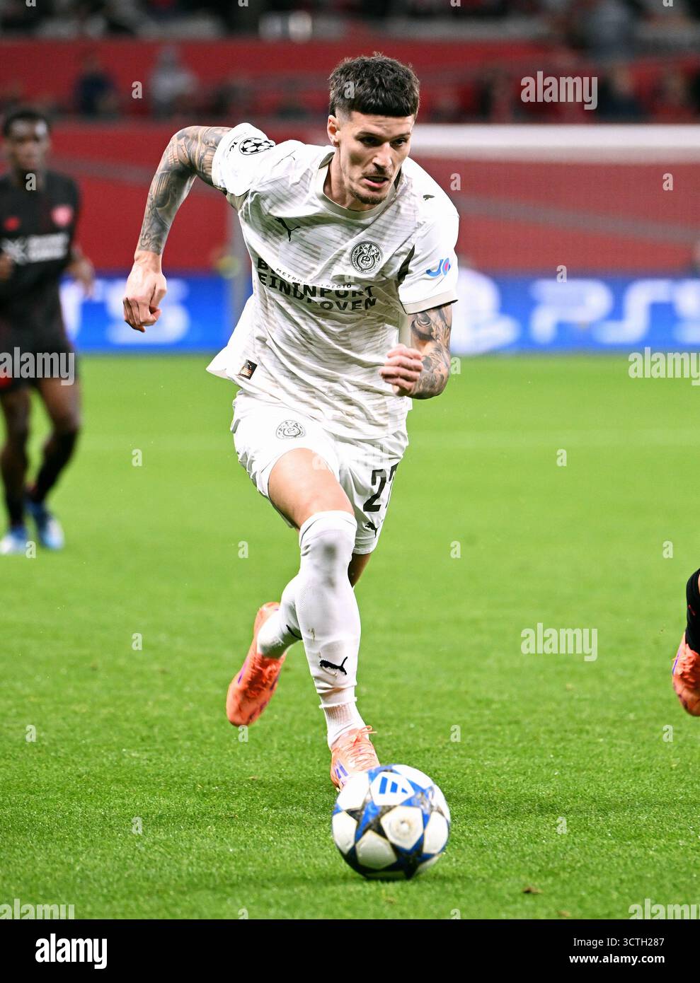 Fußball, Champions League, Deutschland, Herren, Saison 2025/2026, 2. Spieltag, BayArena Leverkusen: Bayer Leverkusen - PSV Eindhoven 1:1; Guus Til (PSV). Aktion, Einzelbild. Stockfoto