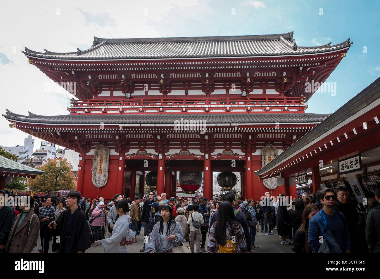 Tokio, Japan - 07. April 2025: Touristenströme am historischen Hozomon-Tor im historischen Asakusa-Viertel. Stockfoto