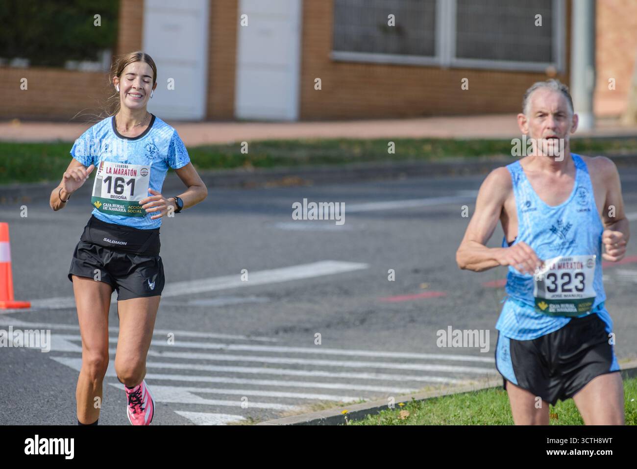 Logrono, La Rioja, SPANIEN. 5. Oktober 2025. Der Internationale Marathon von Logroño 2025 bringt nationale und internationale Athleten in der Hauptstadt La Rioja zusammen. Die Sportveranstaltung schlängelt sich durch die Straßen von Logroño an einem Tag voller sportlicher Wettkämpfe, der sowohl Profi- als auch Amateurläufer anzieht. (Foto von MARIO MARTIJA) Credit: Mario Martija/Alamy Live News Stockfoto