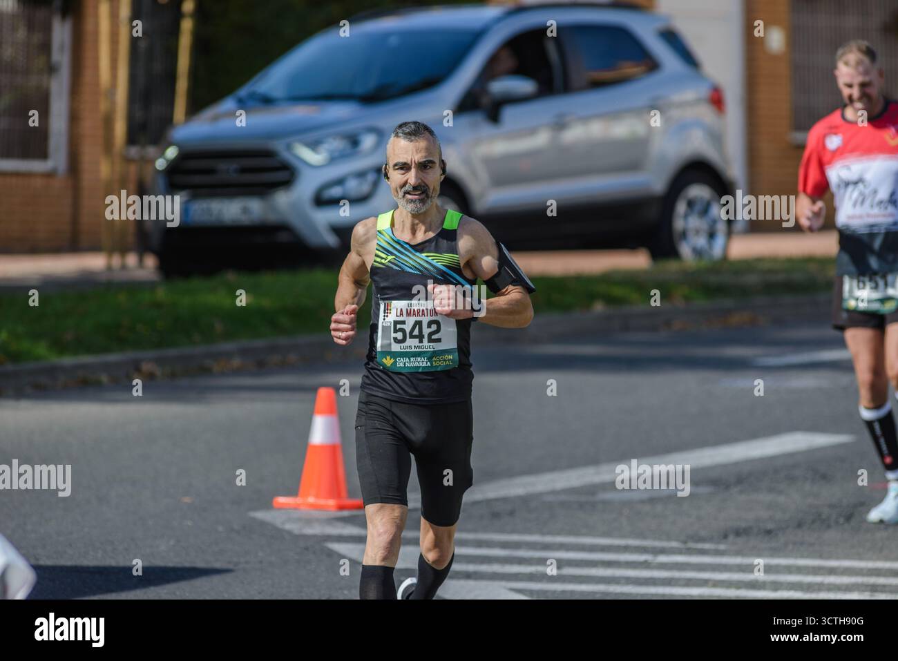 Logrono, La Rioja, SPANIEN. 5. Oktober 2025. Der Internationale Marathon von Logroño 2025 bringt nationale und internationale Athleten in der Hauptstadt La Rioja zusammen. Die Sportveranstaltung schlängelt sich durch die Straßen von Logroño an einem Tag voller sportlicher Wettkämpfe, der sowohl Profi- als auch Amateurläufer anzieht. (Foto von MARIO MARTIJA) Credit: Mario Martija/Alamy Live News Stockfoto