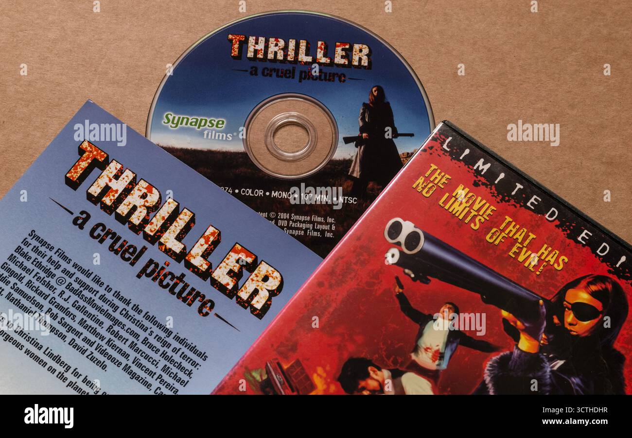 „Thriller - A Cruel Picture“ DVD mit Cover und Beilage, die Dankbarkeit gegenüber Schauspielern zum Ausdruck bringt, isoliert auf hellem, leerem Hintergrund Stockfoto